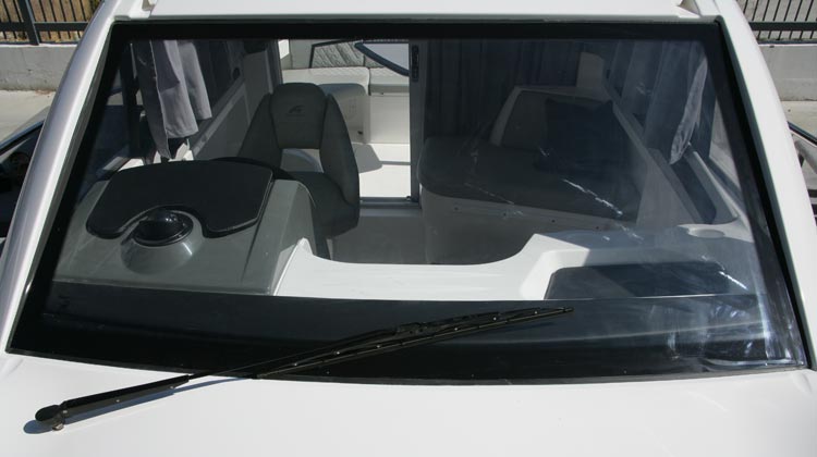 Safety glass windscreen with wiper and drop-down, ventilation windows at sides